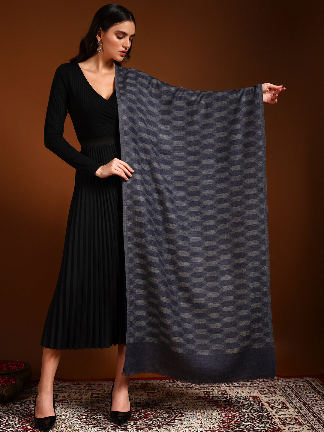 Women 100% Pure Wool Checkered Stole, Sustainable and Natural Fabric (Size 71x203 CM)