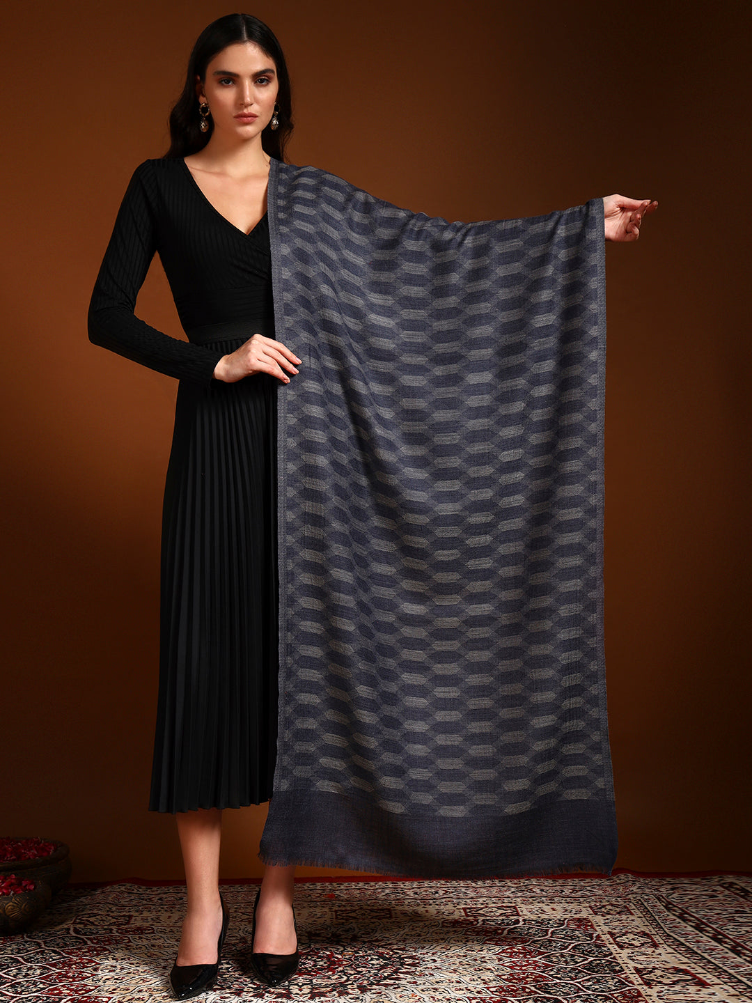 Women 100% Pure Wool Checkered Stole, Sustainable and Natural Fabric (Size 71x203 CM)