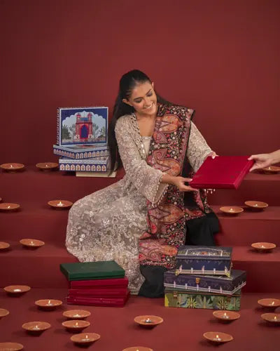 Opening a Pashmoda gift box